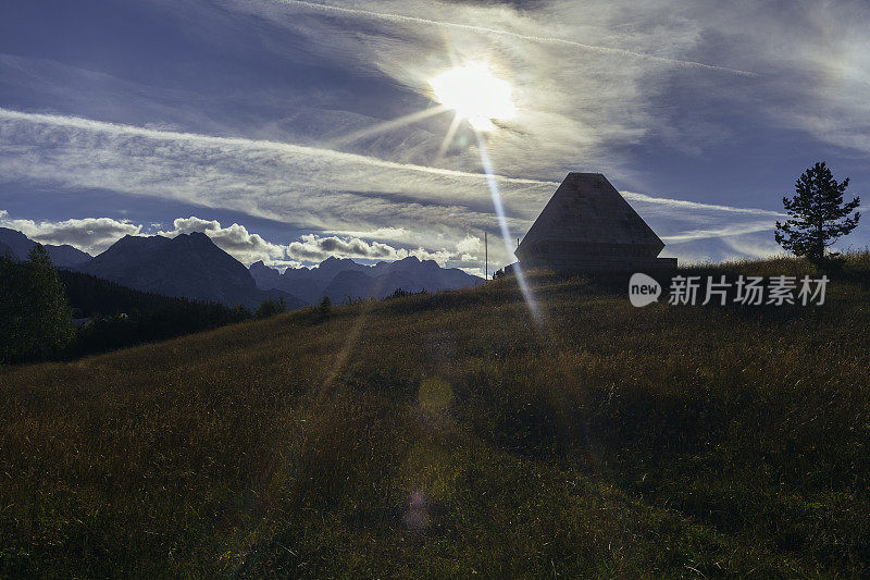 路、高山草甸、森林、高山。远处的乡村房子，树篱。Durmitor Zabljak,黑山。